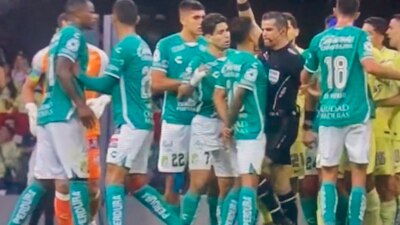 El árbitro Fernando Hernández agredió descaradamente al jugador de León con un rodillazo.