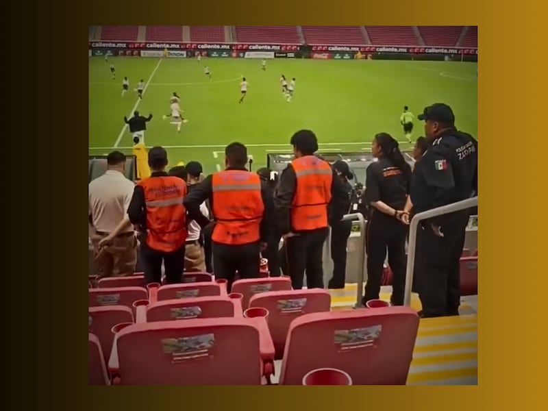 Dos aficionadas fueron retiradas del Chivas vs Monterrey Femenil por insultos racistas