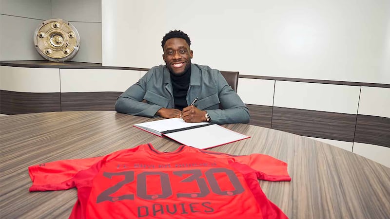 Alphonso Davies renueva con Bayern Munich hasta 2030; mandó a volar al Real Madrid