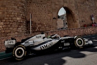 Sergio Pérez dio pelea con su Cadillac en el GP de Azerbaiyán, carrera que ganó George Russell