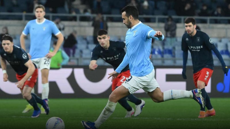 Con Johan Vásquez de titular, Genoa cayó ante Lazio y dejó ir racha invicta en Serie A