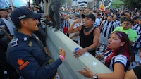 Aficionados de Rayados lanzaron objetos a policías previo al Clásico Regio (VIDEO)