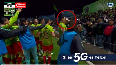 Carlos Salcedo le dio un trago a la cerveza antes de 'bañar' a los aficionados con el resto del liquido.