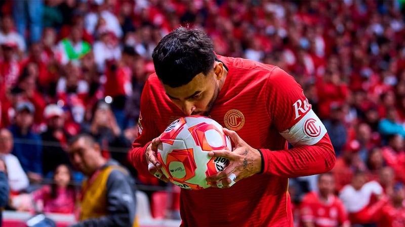 Alexis Vega reapareció con Toluca a tres meses del Mundial; entró al 80′ contra Juárez