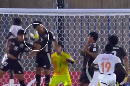 ¡El VAR ya salvó a México! Revisó mano dentro del área y evitó penal ante Costa de Marfil (VIDEO)