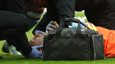 Emiliano Martínez ya no pudo continuar luego de recibir un rodillazo en la cabeza