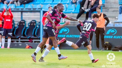 El mediocampista mexicano se mandó un golazo para poner el segundo del Sporting.
