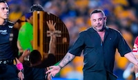 Antonio Mohamed PELEA con Nahuel, se va EXPULSADO y PRESUME títulos de Toluca a fans de Tigres (VIDEO)