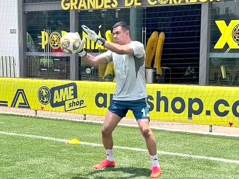 Luis Ángel Malagón ya hace trabajos con el balón; el portero del América evoluciona en su lesión