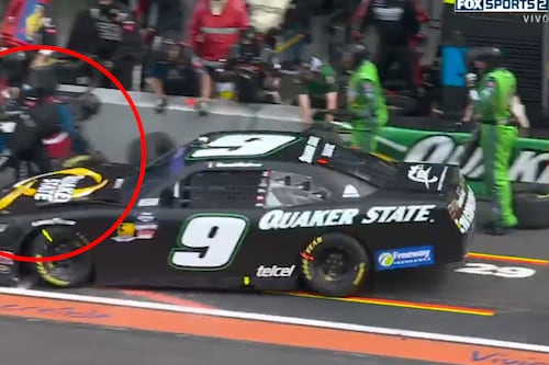 ¡Dani Suárez tocó con el auto a un mecánico rival en la carrera de la NASCAR Xfinity Series! (VIDEO)
