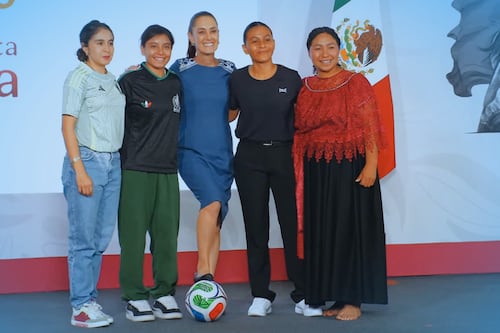 Claudia Sheinbaum entrega boleto para inauguración del Mundial 2026 a una joven veracruzana