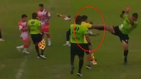 No es BROMA: Árbitro NOQUEÓ a auxiliar técnico de una patada, tras querer reclamarle (VIDEO)